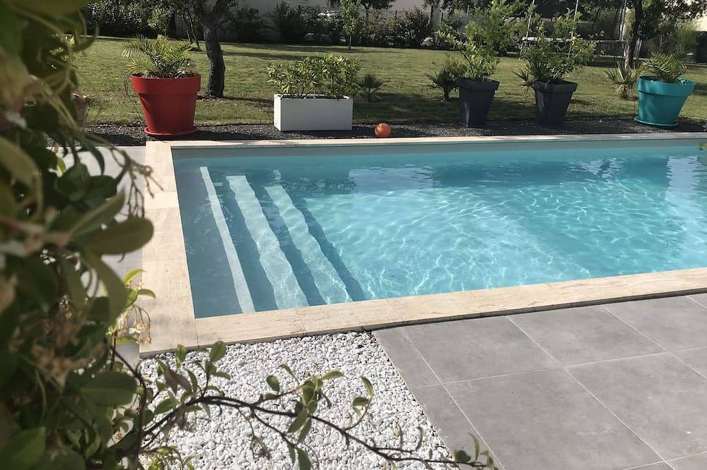Gite kenza in the heart of Provence with swimming pool in a 3000 m2 property. in Pernes-les-Fontaines, Parc naturel régional du Mont-Ventoux