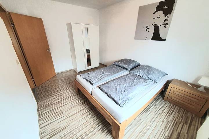 Appartement entier, Appartement avec terrasse privée jusqu'à 8 personnes in Oberhausen, Ruhr