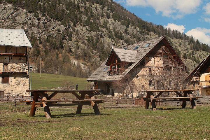 Gîte pour 9 personnes, avec jacuzzi et jardin ainsi que terrasse et sauna à Cervières