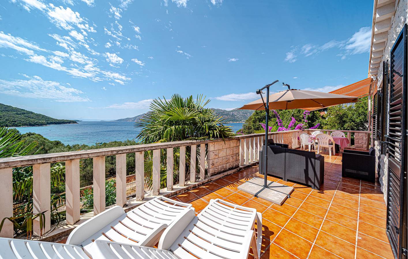 Entire holiday apartment, Cozy 100m² Apartment with Terrace Near Medvinjak Beach in Zrnovska Banja, Korcula