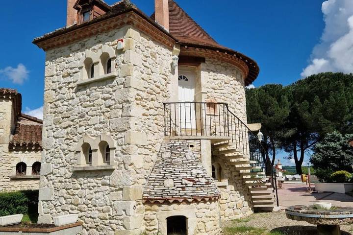 Gîte pour 2 personnes, avec Terrasse et Jardin ainsi que Piscine et Vue à Ayguetinte