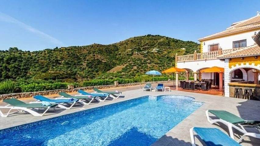Casa de vacaciones para 12 personas, con jardín y balcón además de jacuzzi y piscina en Sayalonga