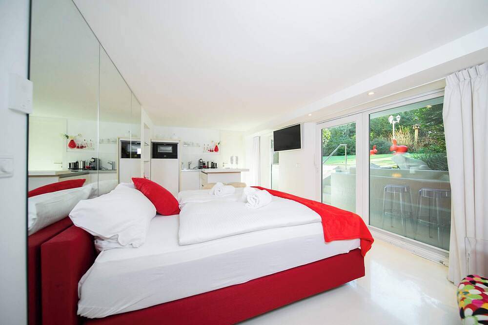 Entire apartment, Hideaway - Apartment with garden by Favorite Stays in Neuss, Düsseldorf region