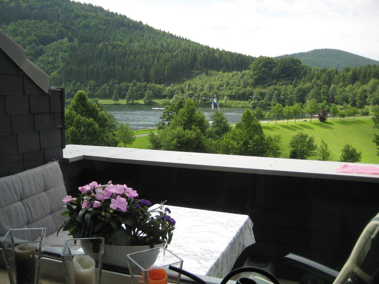Entire apartment, Ferienwohnung Hilleseeblick - Fewo 2 Schlafzimmer / 1 Wohnschlafzimmer / 1 Bad in Niedersfeld, Upland