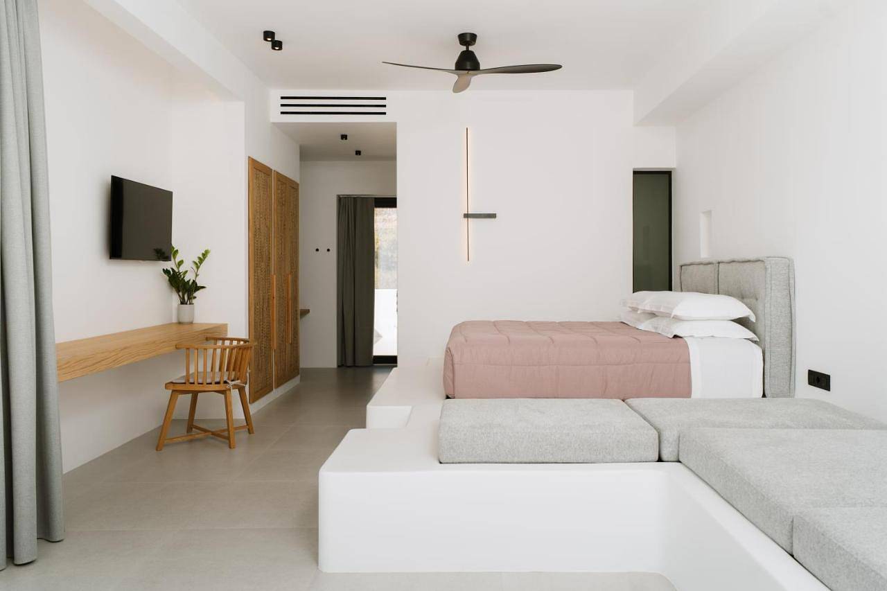 Suite with Private Pool in Mylopotas, Íos