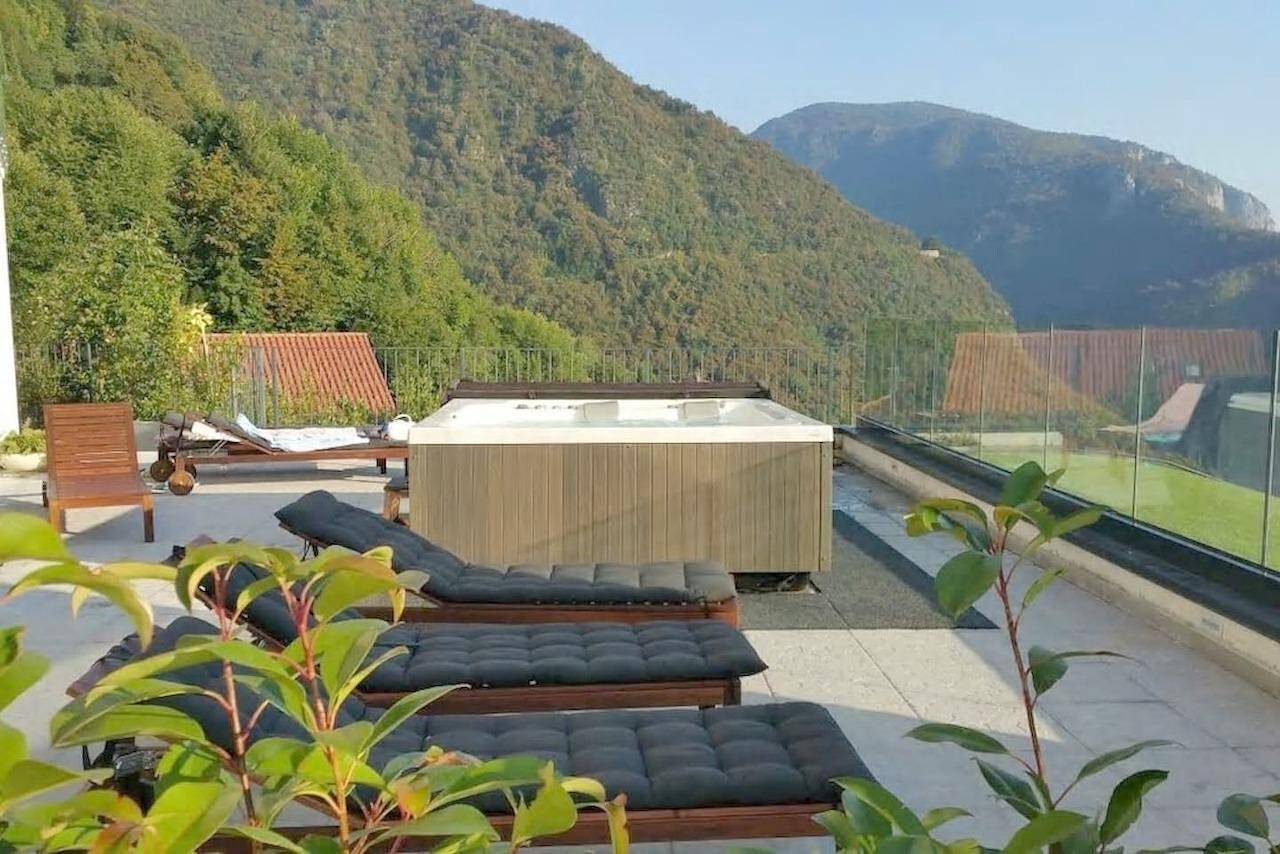 Entire apartment, Apartment La Grande Bellezza with Lake View, Communal Spa & Wi-Fi in Perledo, Comune di Perledo