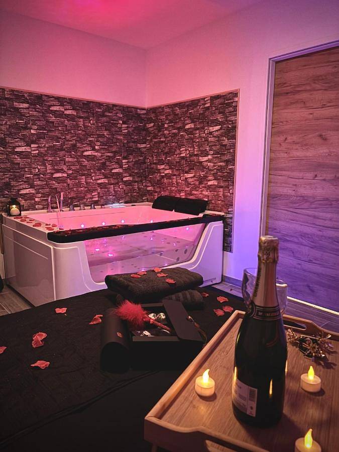 Location de vacances pour 2 personnes, avec terrasse et jacuzzi à Grospierres