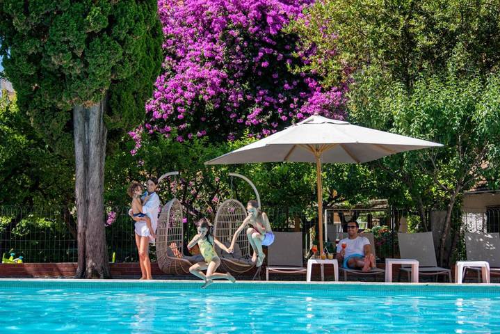Hôtel pour 3 personnes, avec jardin et piscine, animaux acceptés