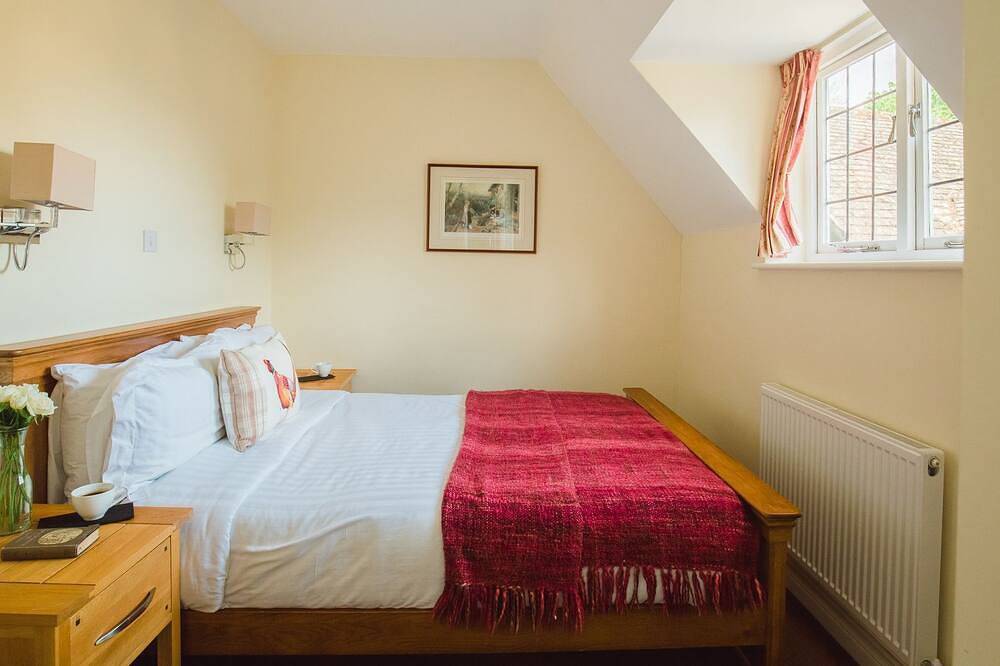 A sudeley castle cottage that sleeps 6 guests  in 2 bedrooms in Winchcombe, Gloucestershire