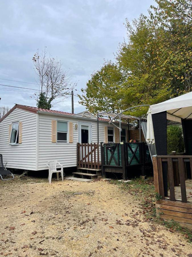 Camping pour 5 personnes, avec Terrasse et Jardin ainsi que Bassin pour enfant et Piscine à Sarlat-la-Canéda