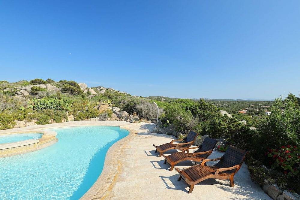 Stunning private villa with Wifi, hot tub, A/C, private pool, Tv, patio, panoramic view and park... in Santa Teresa di Gallura, Santa Teresa Gallura (Municipality)