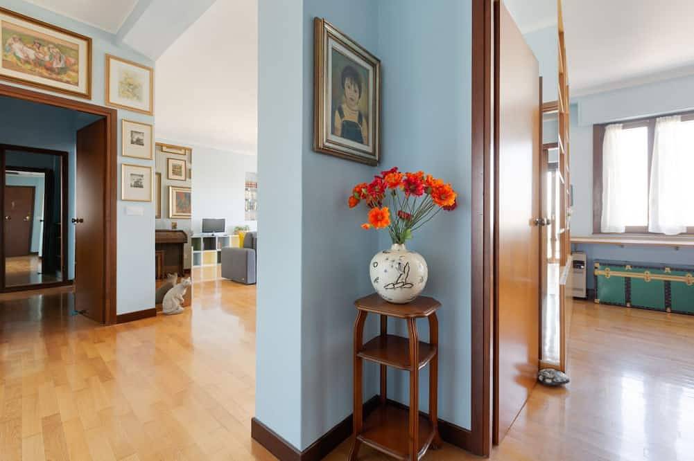Apartamento entero, Cozy 105m2 apartment, able to accommodate up to 6 people, located on the seventh floor of a building with a lift. The property is located near the new fashion design district of via Savona. The neighborhood is well connected thanks to local public transp in Cusano Milanino, Provincia de Milan