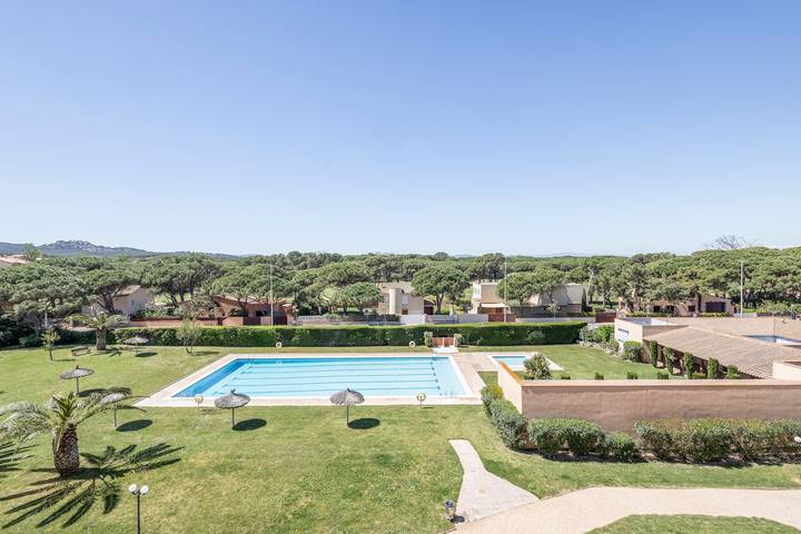 Ganze Wohnung, Ferienwohnung in erster Meereslinie mit Gemeinschaftspool, Meerblick und Wlan in Pals, Costa Brava