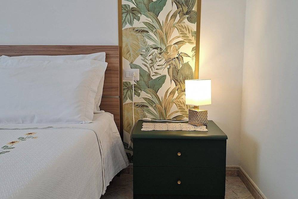 Entire apartment, Bright one-bedroom apartment within walking distance of downtown in Viterbo, Viterbo Province