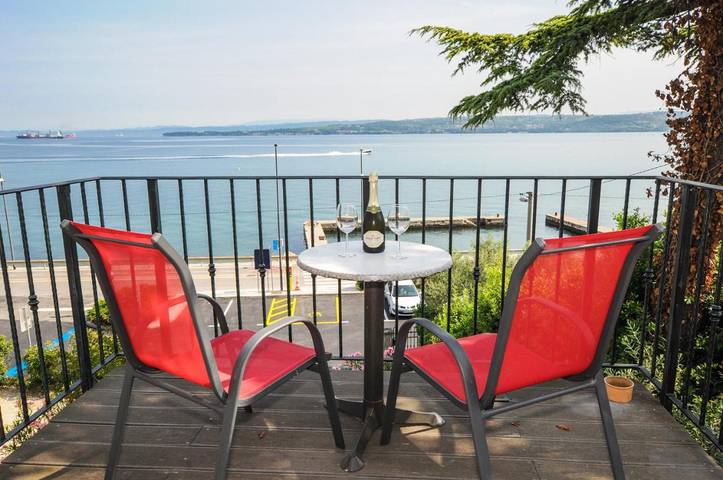 Ferienwohnung für 2 Personen, mit Terrasse und Garten sowie Ausblick in Koper