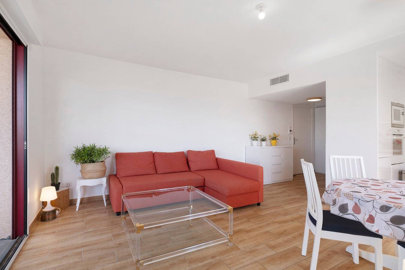 Apartamento entero, Centro de Juan les Pins: amplio 2 habitaciones con terraza soleada y parking Elfira in Antibes, Costa mediterránea (Francia)