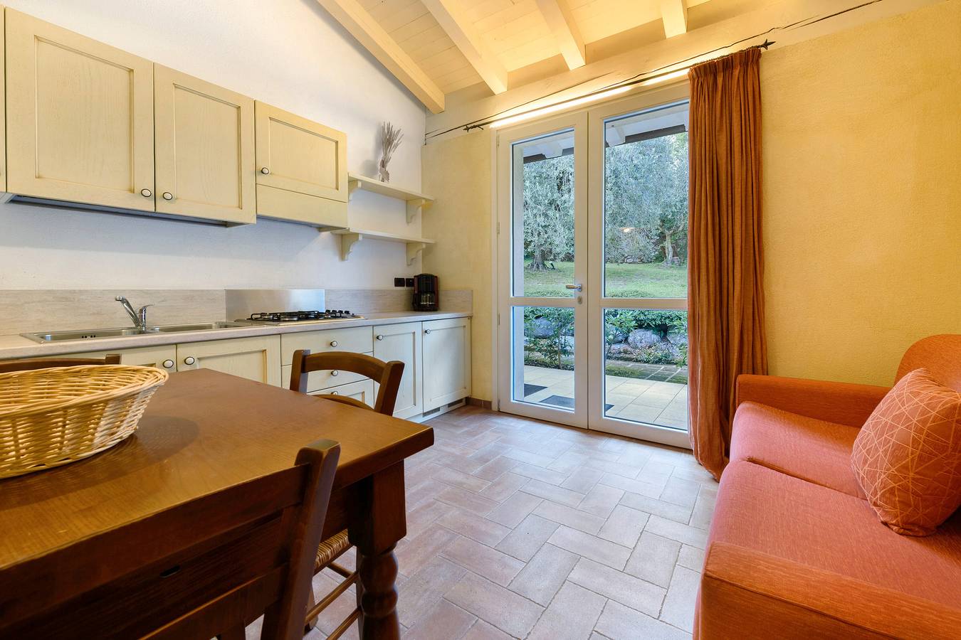 Appartamento intero, Appartamento 'Luppolo' con vista lago, Wi-Fi e aria condizionata in Soiano del Lago, Prealpi Gardesane