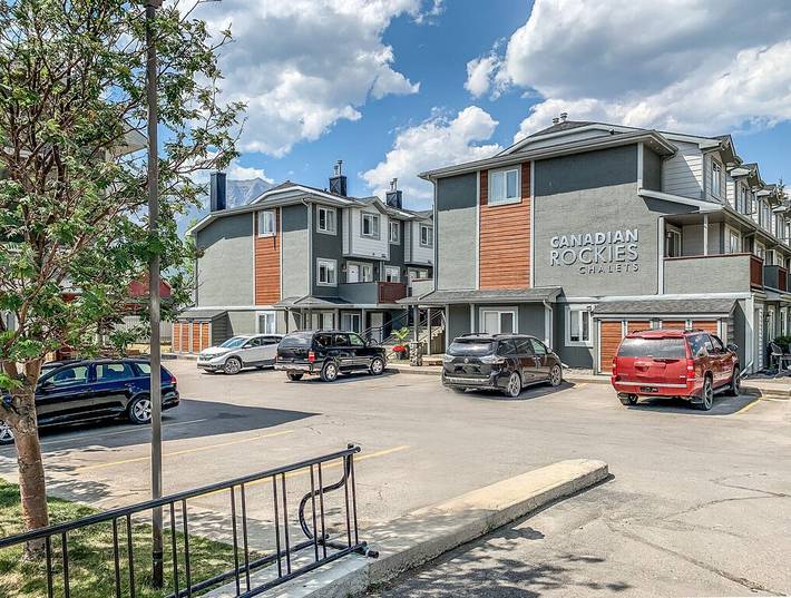 Villa for 6 people, with balcony and yard, with pets in Canada
