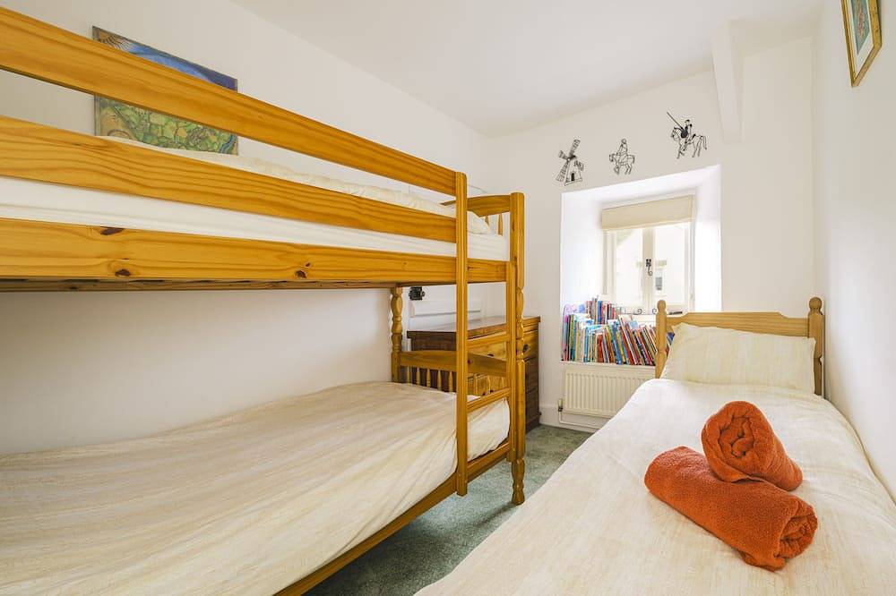 Delightful, family owned, grade Ii listed cottage, 3 bedrooms - sleeps 7 in Stoke Gabriel, Devon
