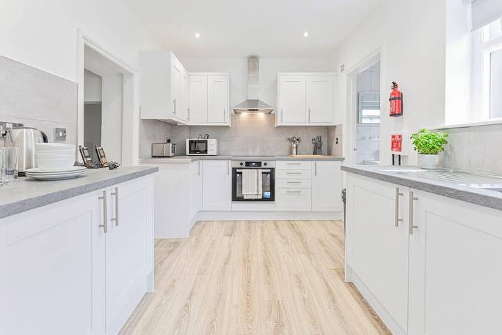 Ganze Wohnung, Spacious 1 Bed Apartment in Cheltenham w Terrace in Cheltenham, Gloucestershire