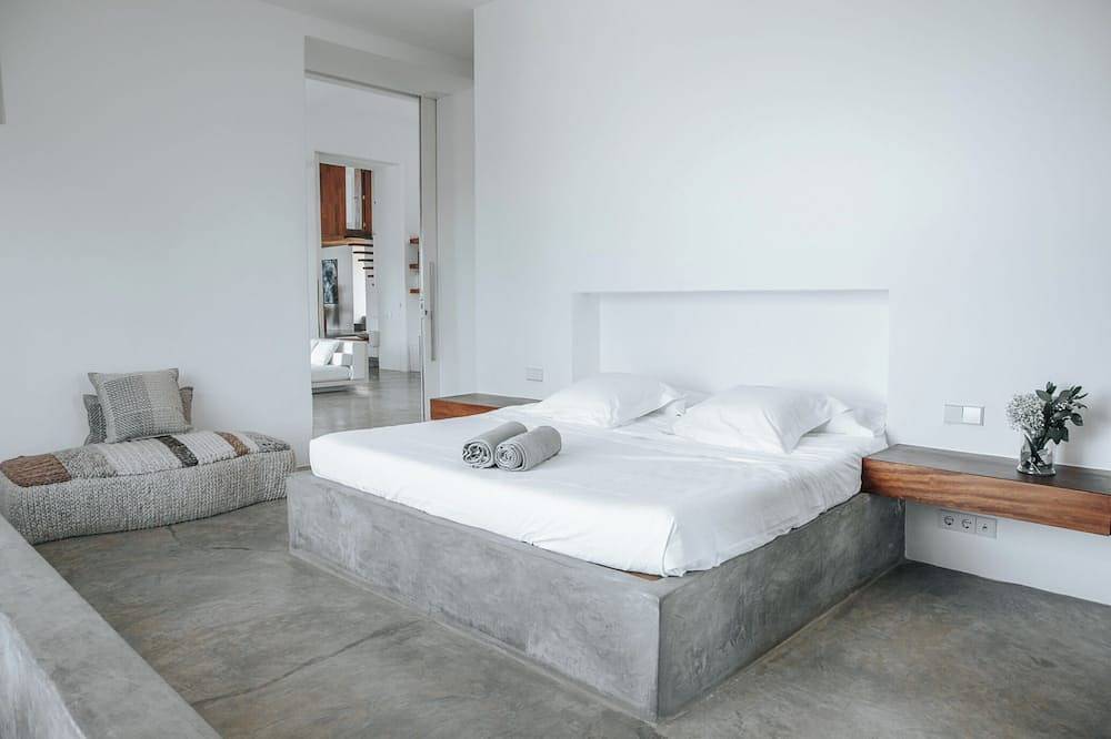 Minimalist 6-bedroom villa with breath taking sea views and sunset in Na Xamena in San Miguel de Balansat, San Juan Bautista