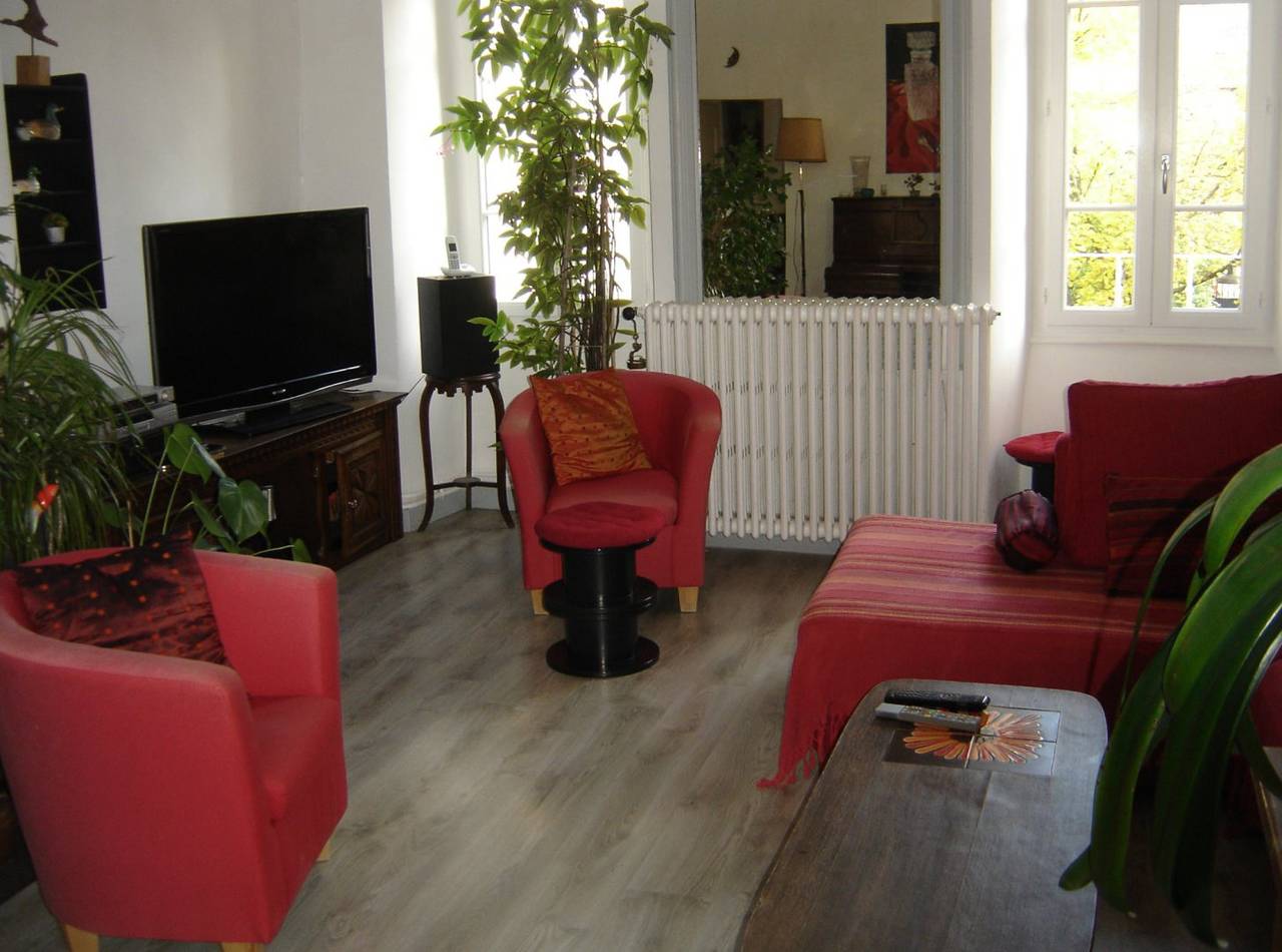 Appartement entier, Gîte avec terrasse à louer à Nant (Aveyron) in Nant, Parc naturel régional des Grands Causses