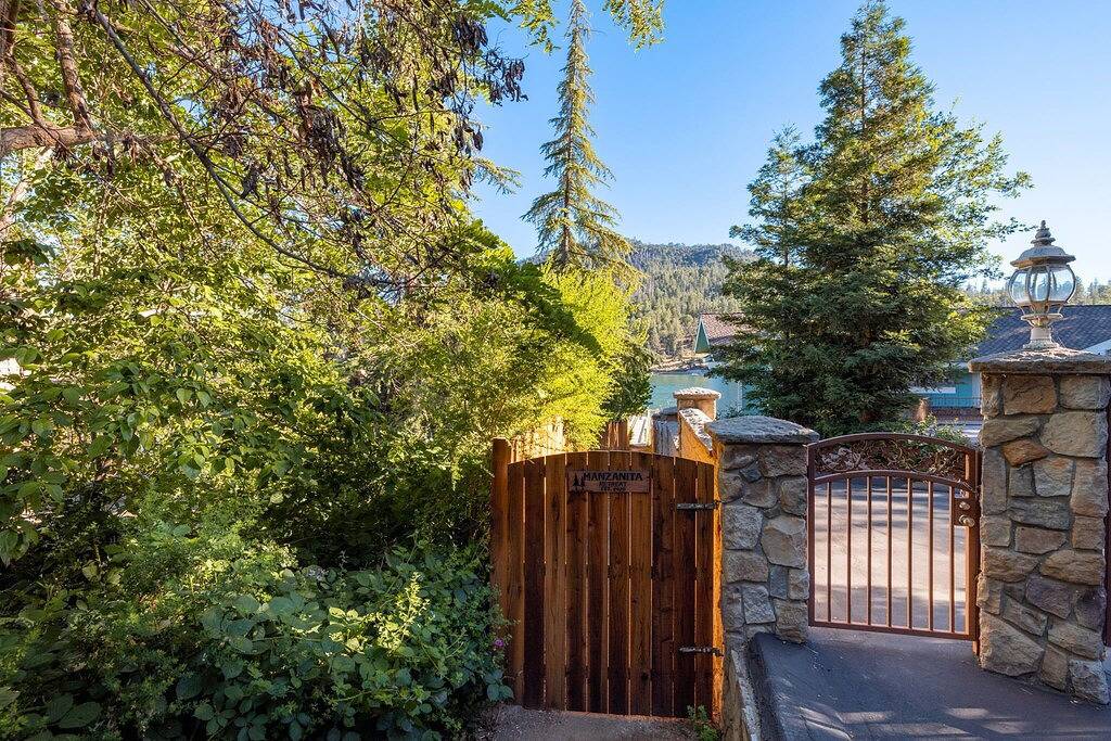 Private boat dock, 2 master bedrooms, Bbq, lake views, close to Yosemite in Bass Lake