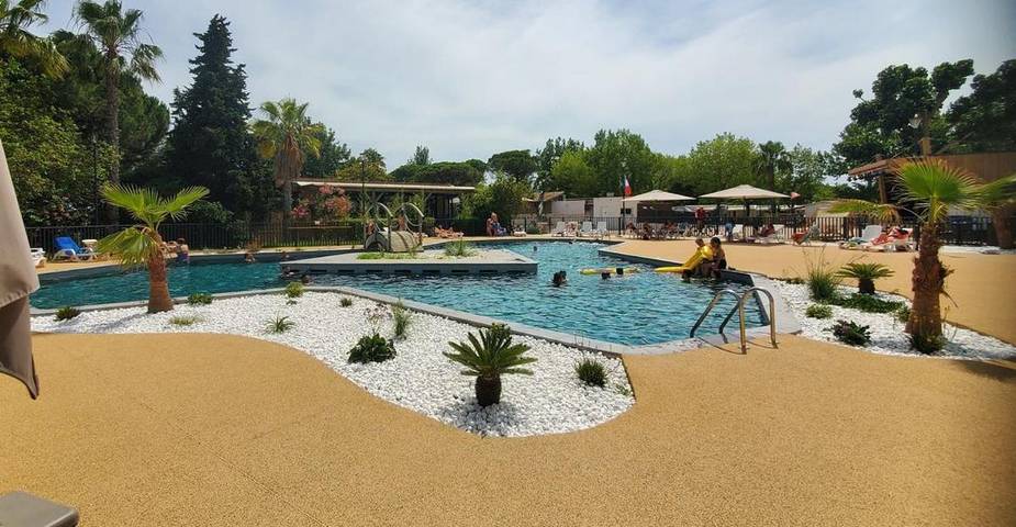 Camping pour 4 personnes, avec piscine ainsi que jardin et bassin pour enfant, adapté aux familles au Le Grau-du-Roi - 3