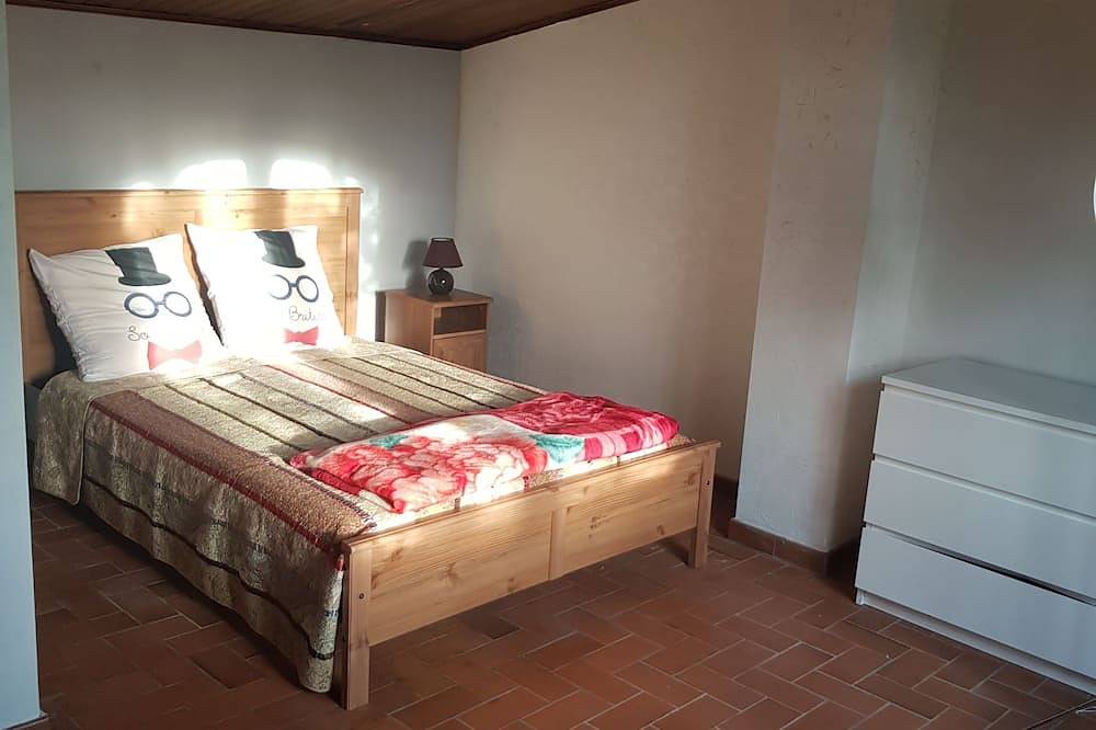 House with Pool and Jacuzzi. 130m2 on 3300m2 of land. 4 large bedrooms in La Crau, Toulon region