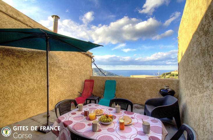 Gîte pour 6 personnes, avec Terrasse ainsi que Jardin et Vue à Aregno