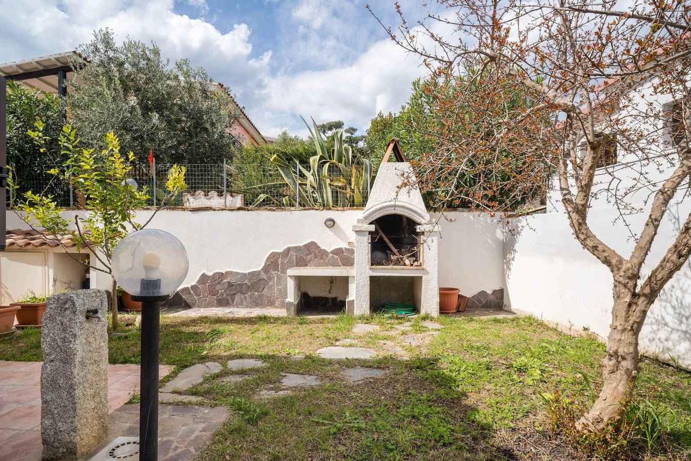 Ganze Wohnung, Ferienwohnung 'Rebecca' mit privater Terrasse und privatem Garten in S'ena E Sa Chitta, Nuoro Provinz