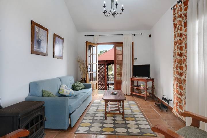 Dos casas típicas de Canarias en "Finca la Sorriba" con vistas al mar, piscina y Wi-Fi in Las Longueras, La Guancha
