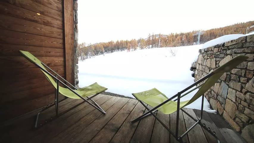 Chalet pour 6 personnes, avec piscine et vue ainsi que sauna et terrasse