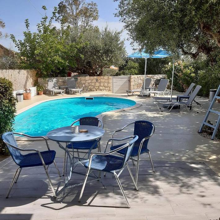 Appart’hôtel pour 2 personnes, avec jacuzzi et balcon ainsi que piscine et jardin