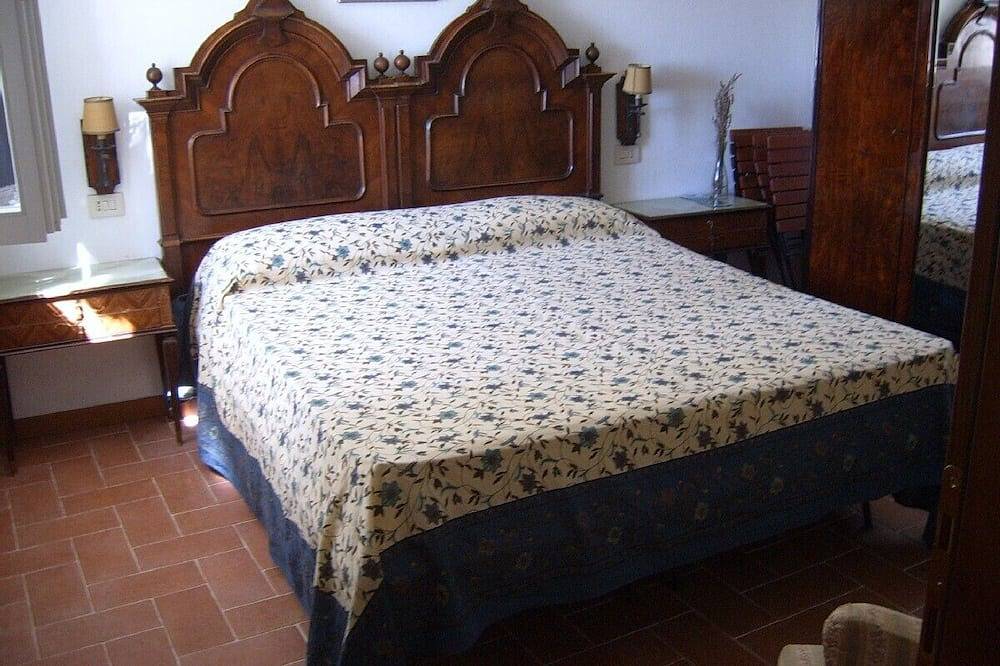 Detached villa, near 5 Terre, sea view, with park and private parking space in Bonassola, Riviera di Levante