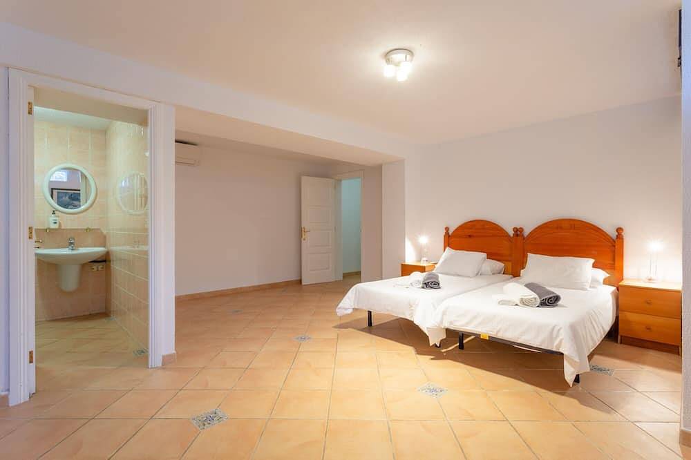 Villa Mariposa Incredible Views Next To The Sea. in Corralejo, La Oliva