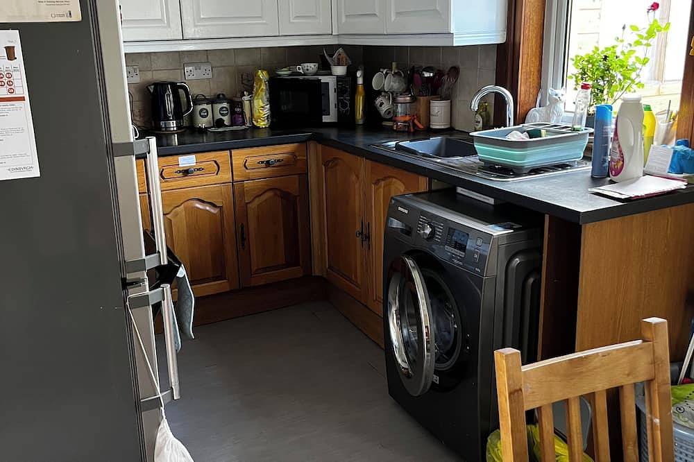 Semi detached house. 2 bedrooms in a desirable location.    in Edinburgh, Lothian