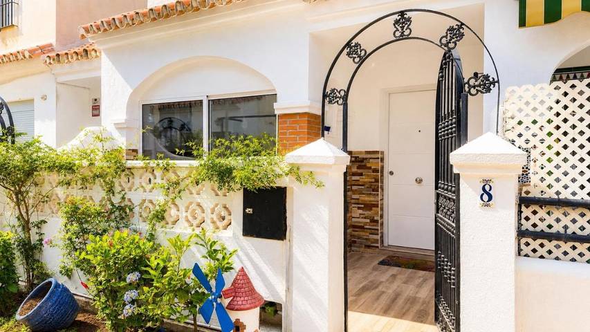 Apartamento para 4 personas, con piscina además de jardín y vistas en Torre de Benagalbón