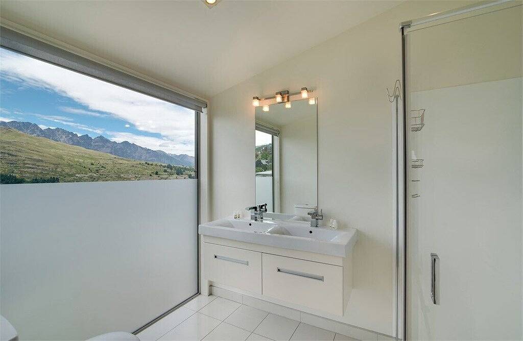 Highview Retreat - Huge holiday house - Best value in town! in Queenstown, Otago