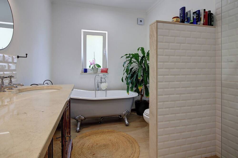 Beautiful villa near Meia Praia, Lagos with solar heated pool & lots of space in São Sebastião, São Gonçalo de Lagos