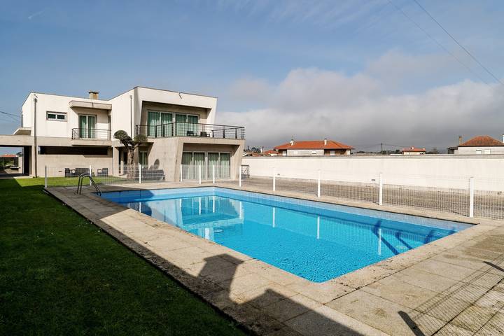 Vacation rental for 10 people, with yard in Costa Verde