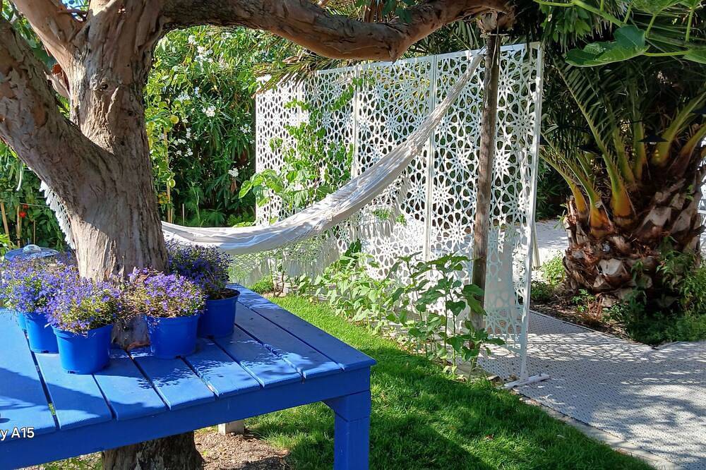 Entire apartment, Le Chat Bleu apartment, adjoining owner's house shared garden in Beauvoir-sur-Mer, Vendée