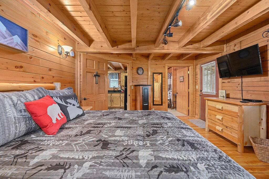 Cozy Log Cabin-Hot Tub-Fire-Pit-Pond-Clean-Dollywood-Soaky Water Park-Dollywood in Sevierville, Sevier County