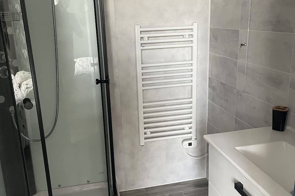 Maison Au Port De Lezardrieux in Lézardrieux, Costa de granito rosa