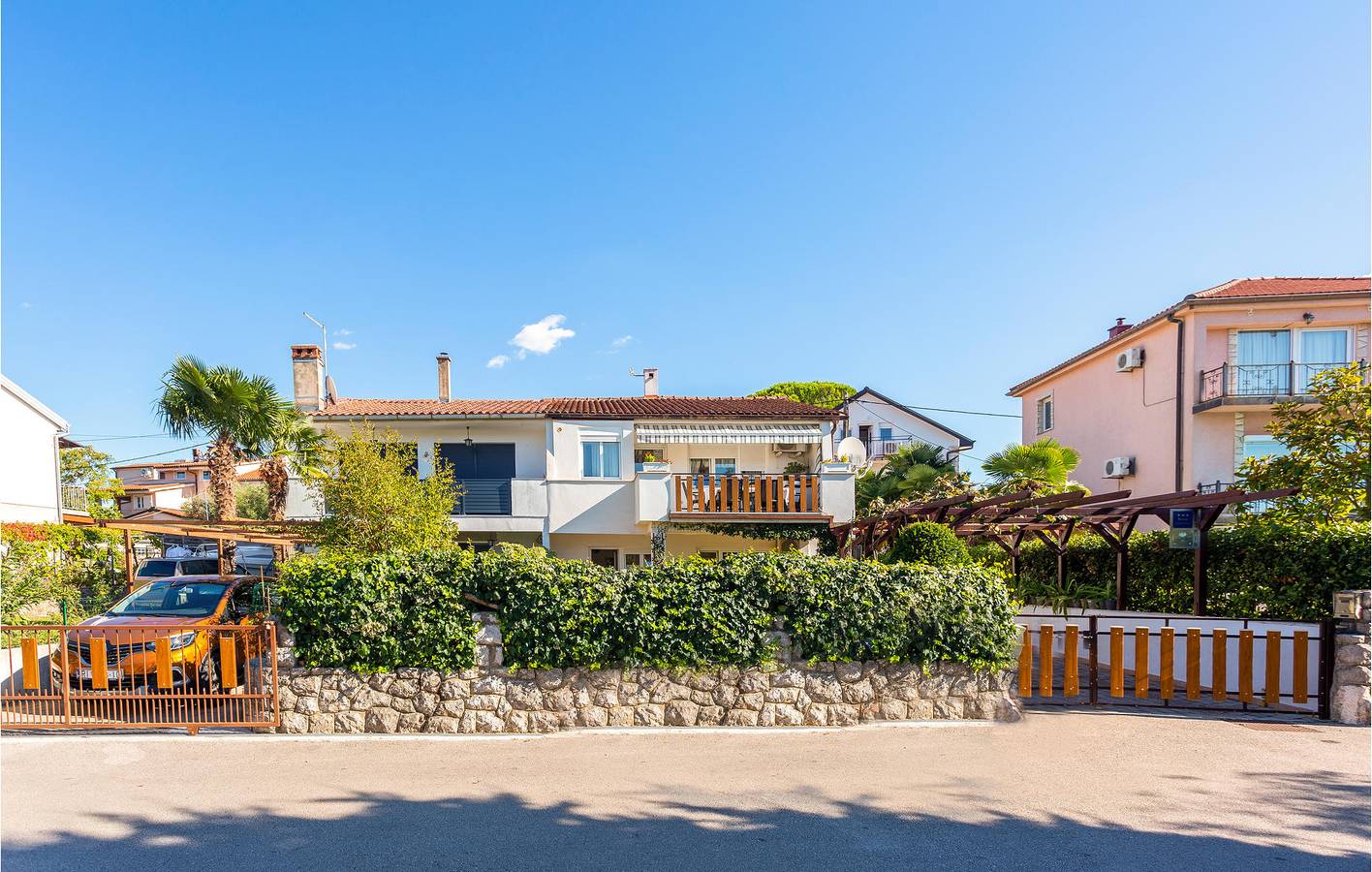 Ganze Ferienwohnung, Gemütliche 65 m² große Wohnung mit WLAN, Klimaanlage und Terrasse – 2,5 km vom FKK-Strand entfernt in Malinska-Dubašnica, Krk