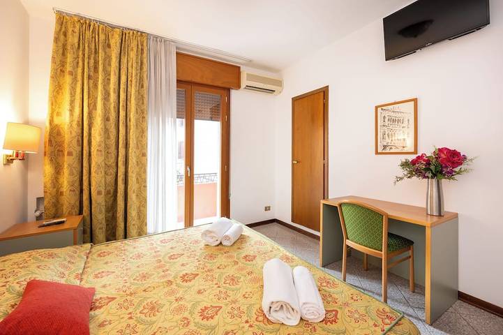 Camelia Rooms en Venecia cerca de la estación de tren de Mestre -24 habitaciones in Mestre, Venecia