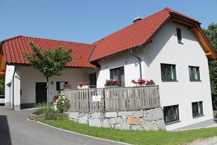 Ferienwohnung für 4 Personen, mit Ausblick und Pool sowie Garten, kinderfreundlich