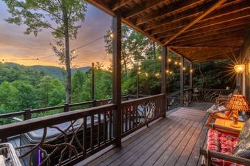Vacation Rental for 12 Guests in Blue Ridge Mountains, North Carolina, Picture 3