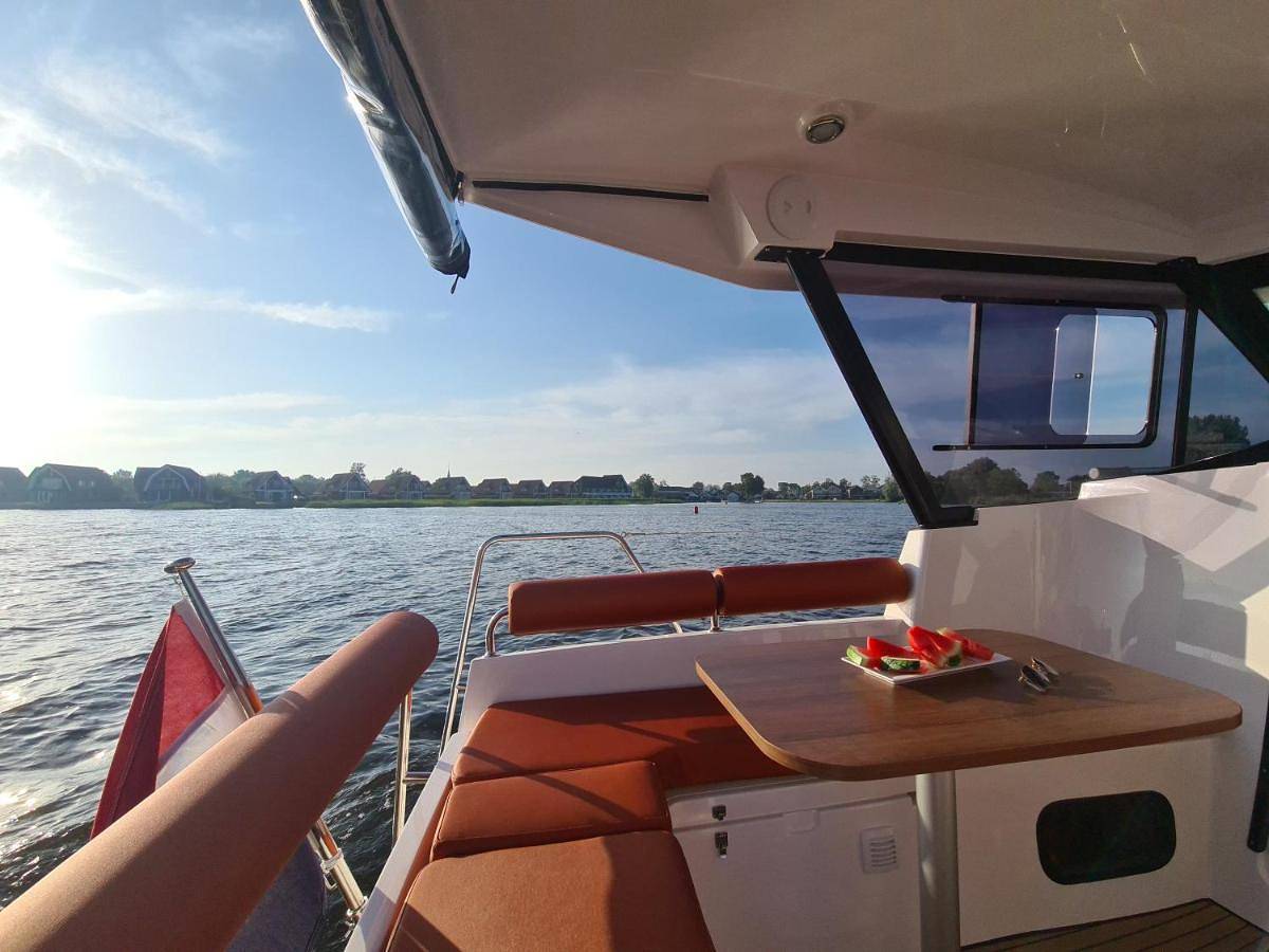 Unique stay on a modern motor yacht - Natural Harbour in Ijsselmeer