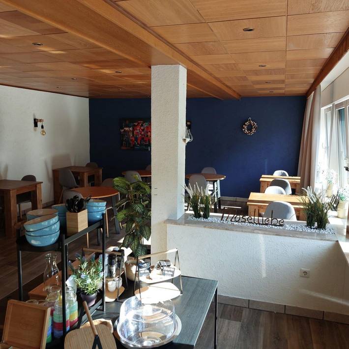 Haus Moselliebe - Charmantes Frühstücks Zimmer mit Balkon und Blick auf die Mosel. Raucherfreihaus in Ediger-Eller, Cochem-Zell